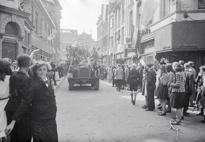 853208 Afbeelding van de intocht van de geallieerden, in de Lange Jansstraat te Utrecht.